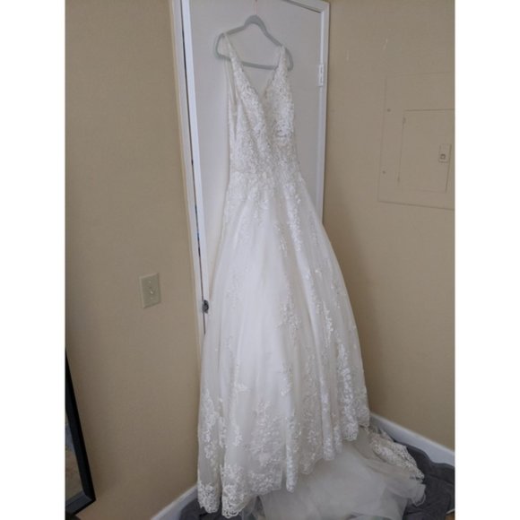 👰🏽Demetrios Princess Ballgown w/ Cathedral Train - Picture 9 of 16